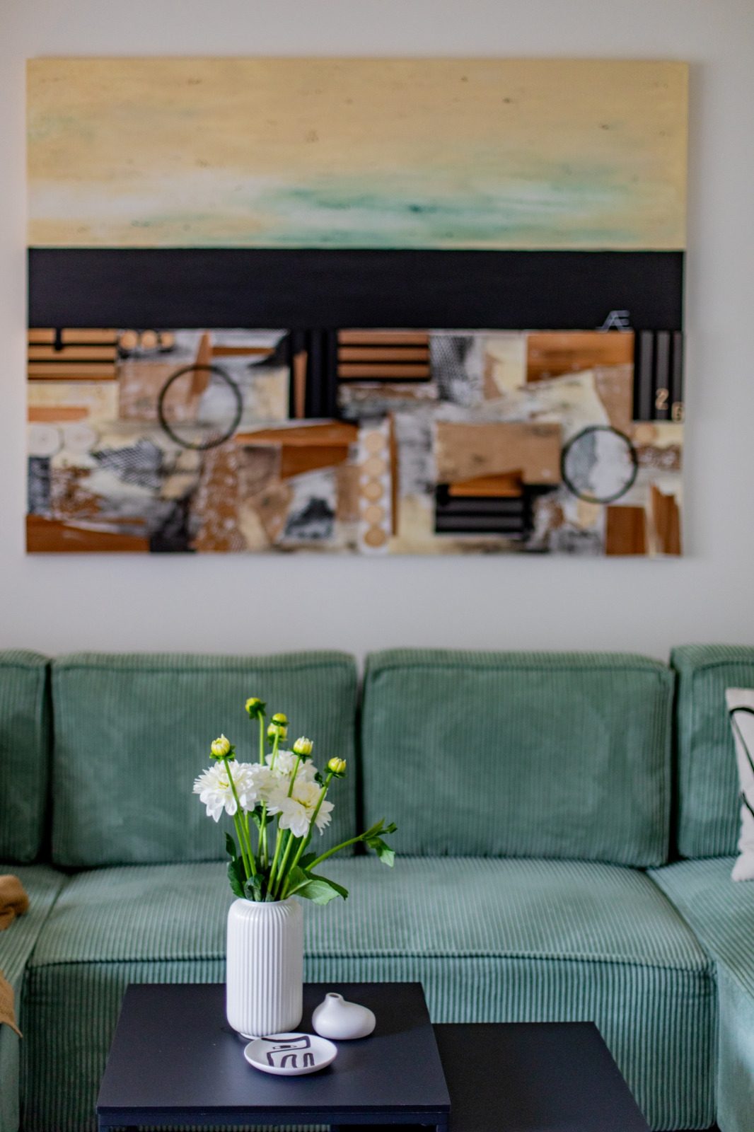 Großformat „Im Raum dazwischen“ über einem grünen Sofa