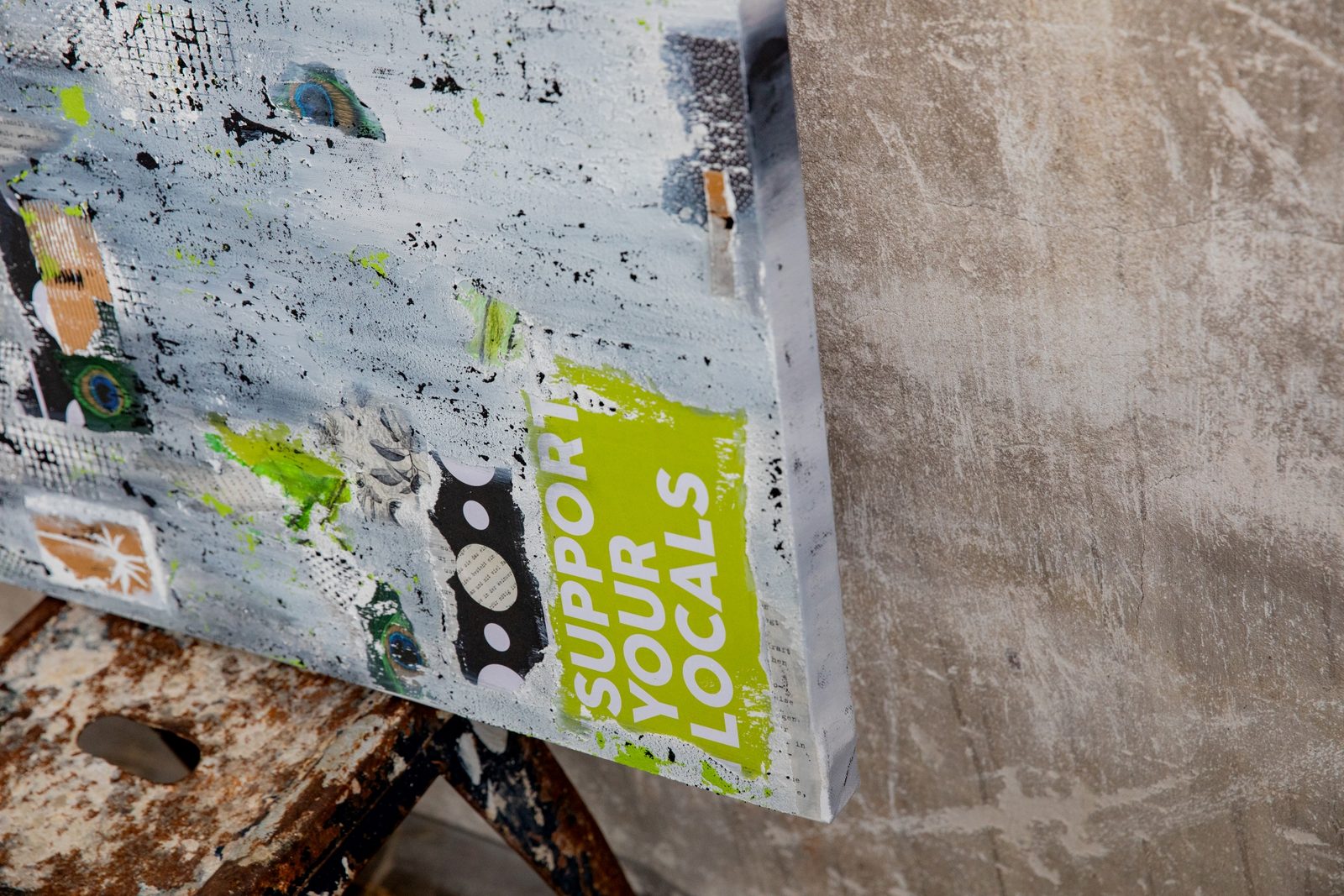 Collage „Support your Locals“ in Grün und Grau, 80 × 80 cm